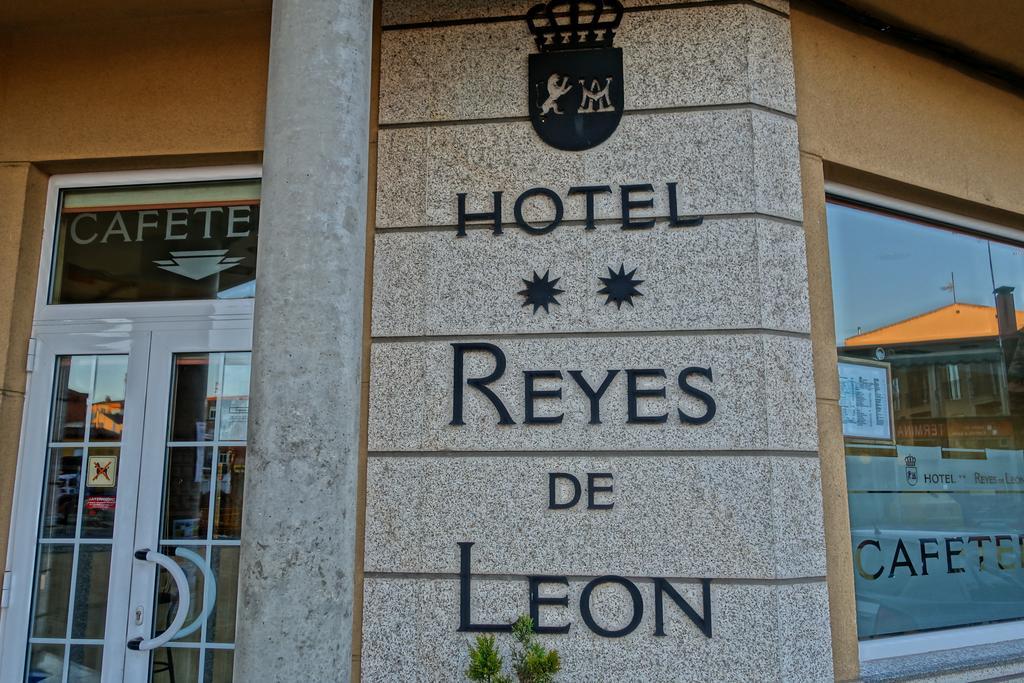Hotel Reyes De León Santa María del Páramo Exterior foto